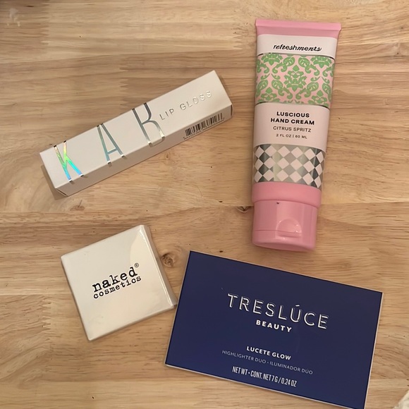 NWT 4 Piece makeup and hand lotion bundle - Picture 1 of 10
